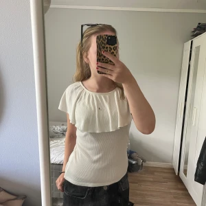 Volangtopp - Jättesöt volang topp från Lindex!  Storlek 146/152 men relativ stor i storleken❤️