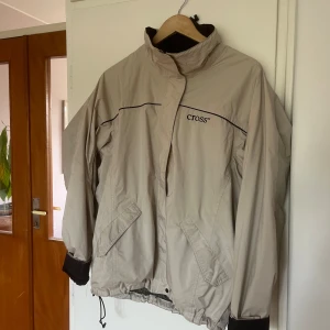 Cross windbreaker - Går att justera resor vid midjan