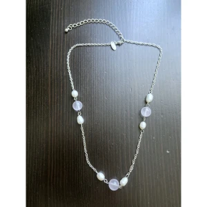 Silverfärgat halsband med pärlor, sötvattenpärlor, klassisk, bohemisk, boho, romantisk - Silverfärgat halsband med pärlor, justerbar. Längd: 45-53 cm.