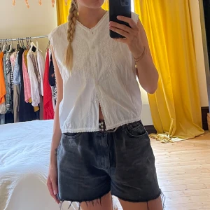 Vintage bomullslinne - Broderat vintage bomullslinne med knappar framtill❣️ Storlek M