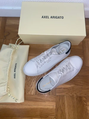 axel arigato clean 90 - Axel arigato clean 90 använda endast 1 gång, sälj pågrund av att dom är för stora, annars absolut snyggaste o skönaste skorna. Storlek 43. Köptes för 2400kr.