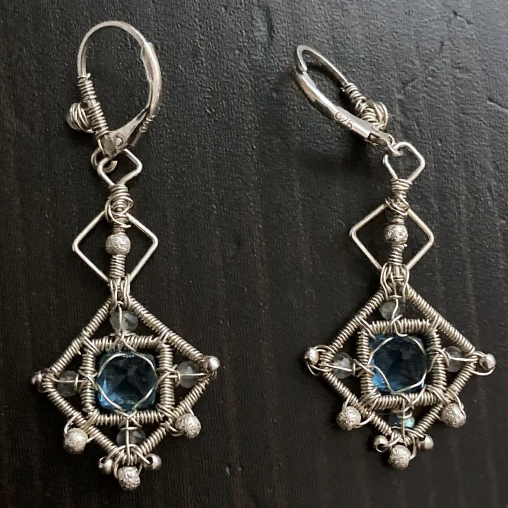 Handgjorda silverörhängen med ljusblåa stenar. Längd (med krok): 5 cm, bredd: 2 cm.. Accessoarer.
