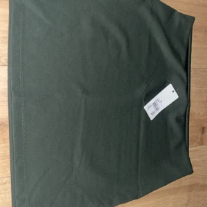 Grön kjol - Kjolen är helt ny, med prislapp!