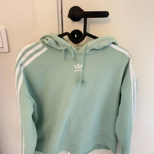 Mintgrön Adidas Hoodie - Säljer denna mintgröna adidas hoodien eftersom att jag inte använder den längre den är i ett bra skick 💚
