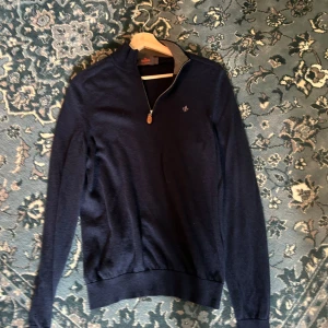 Morris half zip - Säljer min morris half zip i storlek M då jag it använder den längre de e bara att höra av dig vid minsta fundering.