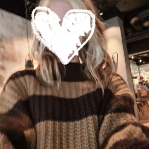 Stickad overzide sweatshirt❤️ - Förrrr söt stickad randig tröja, perfekt till hösten och skolstarten❤️ hål i innerarmen, men det är med flit och jag köpte den så, men det är inget man märker🥰