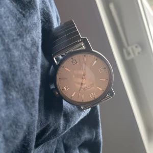 Nic & mel klocka  - Vet inte så mycke om klockar nästan inget men den går för typ 1500-1300 kr klockan är i jätte bra skick 9/10