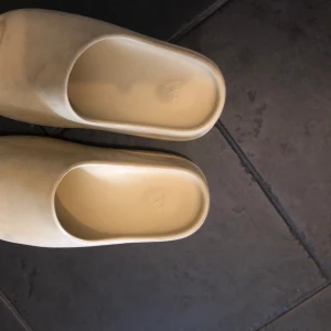 Yezzy tofflor - Yezzy tofflor i nyskick och smuts går lätt att tvätta bort på dom. Tofflorna passar 41-42