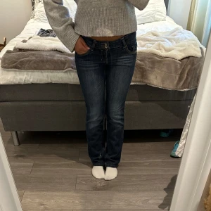 Esprit jeans - Jätte fina low waist jeans köpta på Sellpy! Storlek 27/30 och är i modellen straight 🩷
