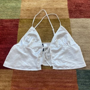 Topp - En vit satin topp som är perfekt för fest. Den är i perfekt skick. Storleken är 40 men skulle nog passa en lite mindre då man kan justera den där framme.Skriv privat för mer info❤️