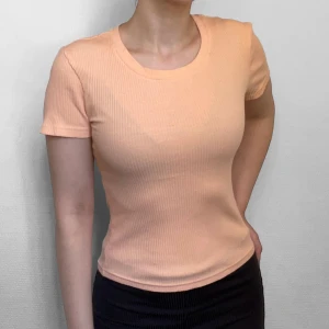 T-shirt - Super fin T-shirt i storlek S! Köparen står för frakten men kan även mötas upp i Uppsala, Knivsta eller Sigtuna. Tveka inte att fråga mig om något! 🥰