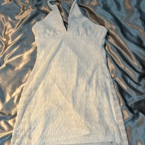 Vit sommarklänning  - En vit sommarklänning från H&M som har använts ENDAST 1 GÅNG. Kommer ej mer till användning då jag köpte den endast för en skolavslutning. 