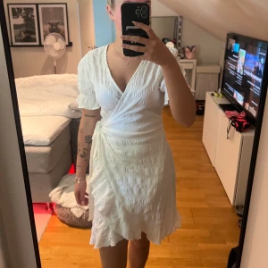 Vit klänning  - Vit klänning från BYIC storlek S i fint skick 