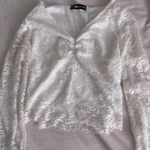 vit somrig tröja - Xs, vit, fina mönstriga armar, v ringad