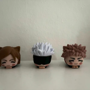 Jujutsu kaisen figures - Säljer mina jujutsu kaisen figurer då jag inte är ett fan av karaktärerna. Alla är i gott skick har bara stått på min hylla. Skriv privat om de finns andra frågor. Säljer en för 50kr men alla för 100kr och 18kr för frakt. Betala inte genom plick