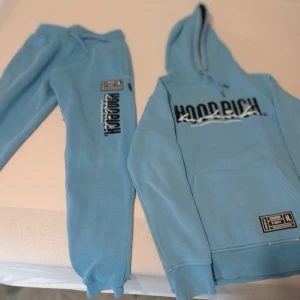 Sky blue hoodrich tracksuit - Riktig hoodrich tracksuit. Köpt från JD sports för 1500kr tillsammans. Men har växt ut den nu så vill bara tjäna pengar. 