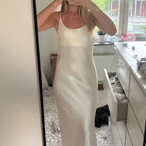 Vit klänning  - Vit superfin satin klänning från bershka i storlek S🤍perfekt längd på mig som är 165, passar folk mellan 160-173 längdmässigt beroende på hur lång man vill att den ska vara, går precis ner t marken för mig🤍sommarklänning eller bal osv