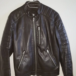 Svart skinnjacka - Jag säljer en svart skinnjacka för 300kr, den är i ny skick jag vill sälja den för att den passar unte mig längre, det finns inget fel på den 
