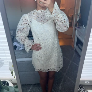 Helt oanvänd klännimg - FINASTE klänningen från hm!! Aldrig använd å prislappen kvar. Helt slutsåld på hemsidan. Stl S men passa lite större. Orginalpris 699! Mitt pris: 400+frakt!