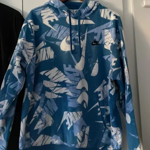 Blå nike hoodie - Storlek M, Bra skick