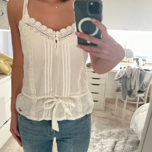 Supergulligt linne - Säljer detta så söta linnet från Hollister. Storlek M men jag tycker den sitter fint på mig även har storlek XS.