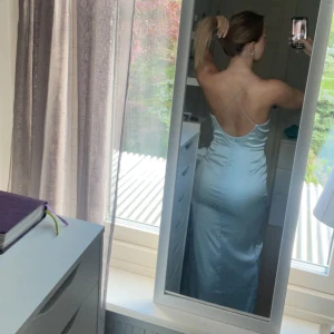 Klänning - Jätte fin klänning från Nelly!💞 Den är bara använd en gång 2023 på avslutningsmiddag och hängt i min garderob sen dess💞Färgen är lite mint grön/blå och finns inte kvar att beställa💞 ord pris.899💞 Kom med prisförslag!!