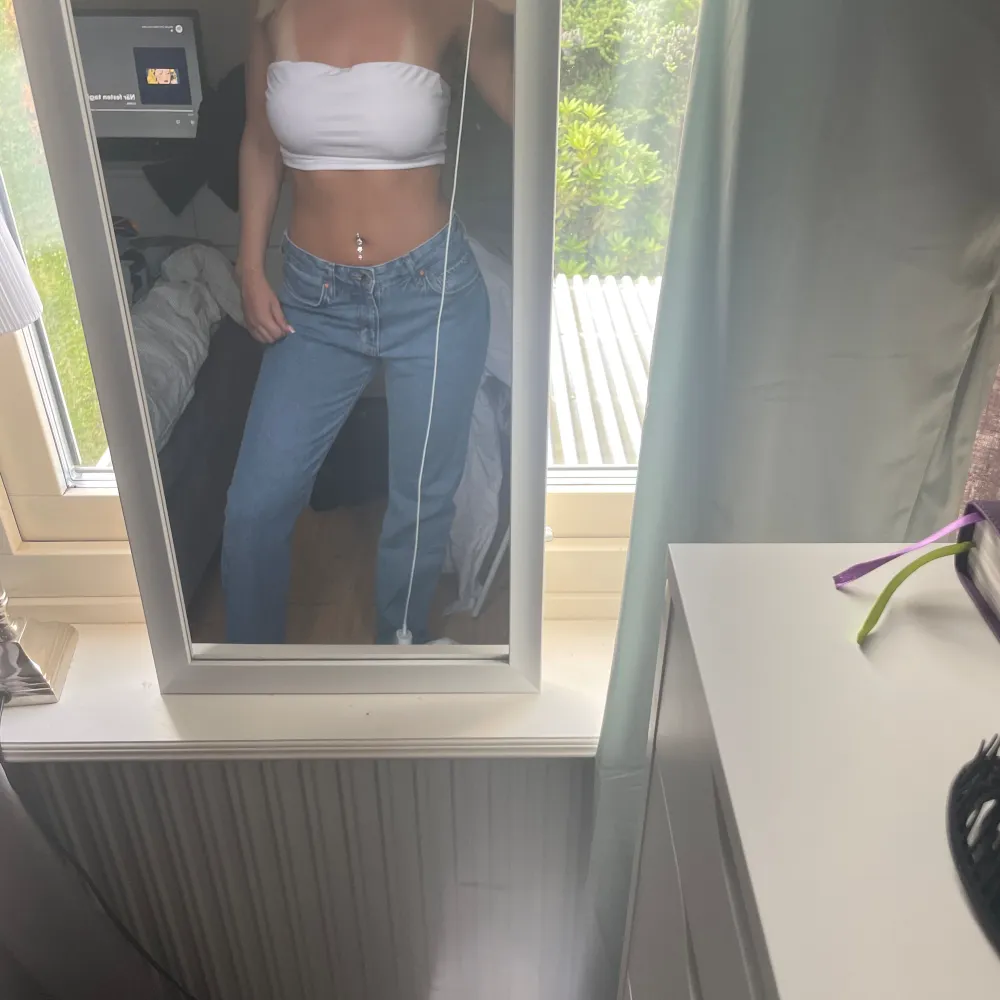 Säljer dessa jeans ifrån bikbok då dom inte passar längre, använda kanske två gg. Jag är 168 o dom passar bra i längden men hade även passat någon längre❤️‍🔥ord. Pris 699:- KOM MED PRISFÖRSLAG!!!!! (Lånad första bild men rätt färg). Jeans & Byxor.