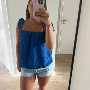 Blå topp - Blå topp med knyten