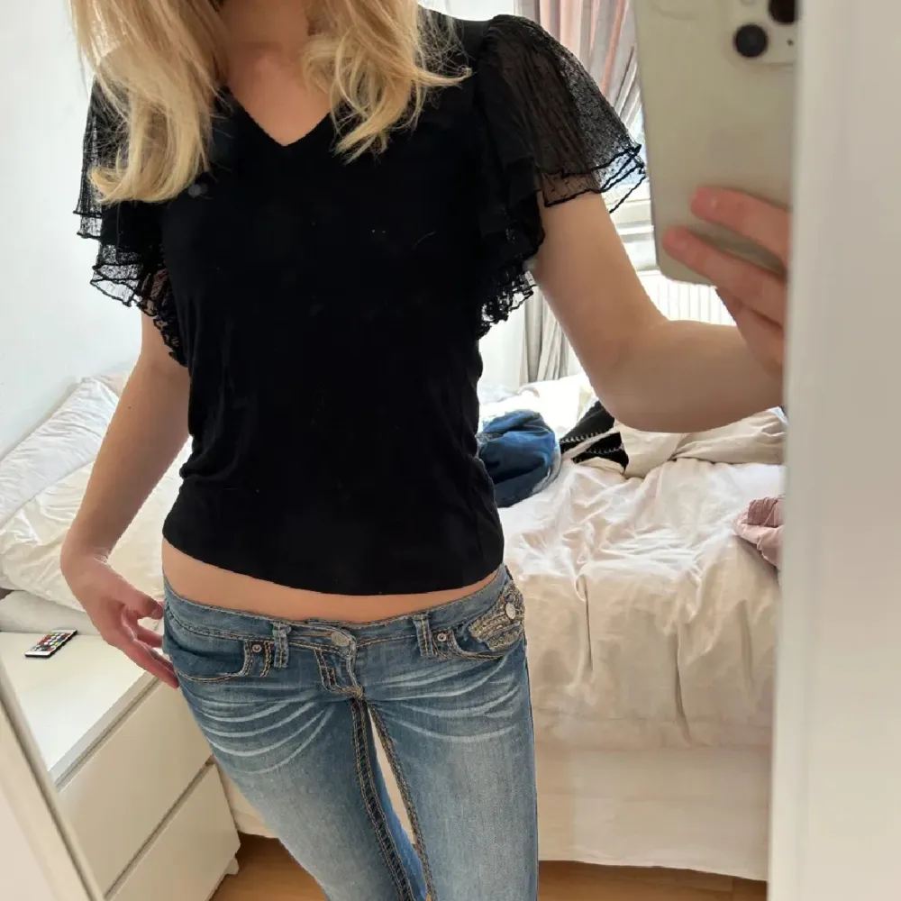 säljer en jätte fin svart topp från lindex💗 Nästan oanvänd . Puserot.