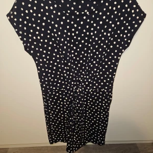 Klänning  - Söt klänning med snöre i midjan. Använd en gång. Svart stl S 