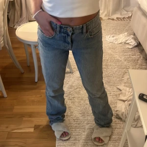 Zara midwaist straight jeans - Superfina mid/low straight jeans från zara i mellanblå🙌🏻 säljer då de är för stora i midjan för mig☹️de är i strl 34 och är i fint skick! Skriv för fler bilder❤️
