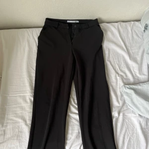 Kostymbyxor  - Lågmidjade kostymbyxor från lager 157 i storlek xs. Inga defekter. Om ni undrar något eller vill ha fler bilder är det bara att skriva💕