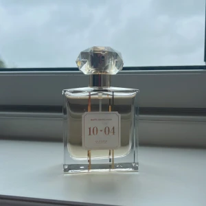 Nattid parfym  - Den älskade nattidparfymen som doftar extremt gott har använt några få sprut och säljer för att de inte är min smak längre. Luktar blommigt fräscht o ungdomligt. Säljs inte längre på hennes sida🫶