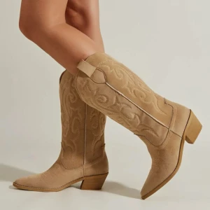 cowboyboots  - säljer dessa cowboyboots som aldrig kommit till användning! säljer för 500kr+frakt 🤎