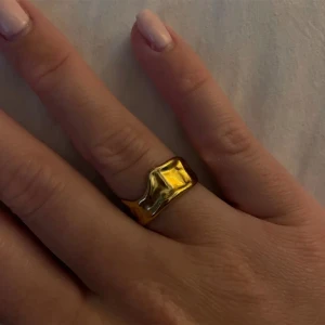 Ring - Oanvänd ring i nyskick, storlek kan justeras som man vill!🤍