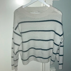 Stickad randig tröja  - Den är oversized storlek S