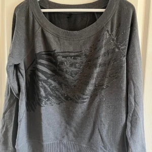 Tröja - Grå tröja från Benneton.  Stl M Använd ett fåtal gånger. 