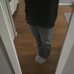 Low Waist Jeans - Nu säljer jag mina super fina zara jeans low waist för att det har tyvärr blivit försmå. Väldigt bra skicka på jeansen 