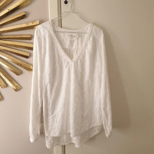 Blus - Skjort blus med broderier, superfin men har en annan väldigt liknade. Superfint skick 🌸