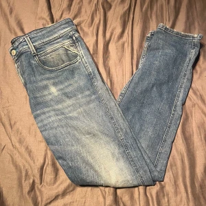 Replay Anbass - Replay Anbass jeans i färgen ljusblå Passform: Slimfit Storlek: W28 L30 Använda men är i väldigt bra skick Hör av er om ni har frågor!