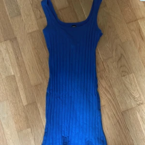 Klänning  - Mycket bra skicka nästan aldrig använd, det är en medellång klänning som är lite ribbad 