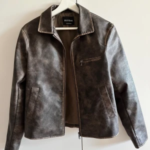 Skinnjacka - Snygg ”brundassig” skinnjacka ifrån ruishi, storlek xs/s 🌸(OANVÄND)