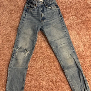 Straight jeans - Zara straight jeans i storlek 32. Bra matrial och kvalite. Använda väldigt lite.
