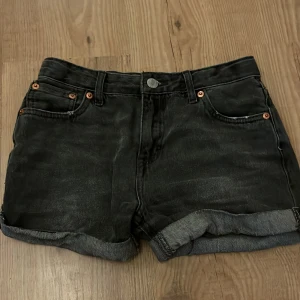 Levis shorts  - Dessa shorts har blivit för små och är i bra skick kan ha använt dom Max 10 gånger.