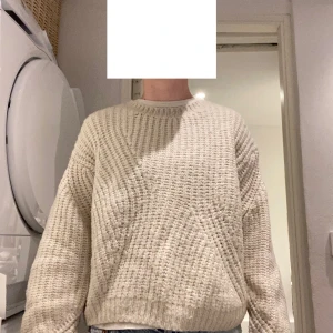 Vit stickad tröja - En vit stickad tröja från zara. Tröjan är från barnavdelningen, men skulle säga att den funkar för xxs - xs
