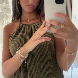 Guld glittrig festtopp - En så snygg festtopp som är guld glittrig🌸⚡️ den är storlek xs men skulle nog passa större storlek