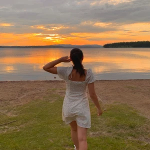 Supersöt sommarklänning🌸💞 - Säljer just nu denna supersöta sommar-klänningen, som jag köpte för två somrar sedan. Jättegullig bak. Har endast använts under finare tillfällen, därav det fina skiket.🫶🏻✨ Slutsålt på hemsidan. Org. Pris 249kr