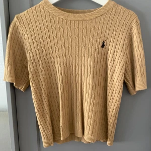 Stickad t-shirt - Stickad t-shirt från ralph lauren Använd 1-2 gånger så fortfarande bra skick😁