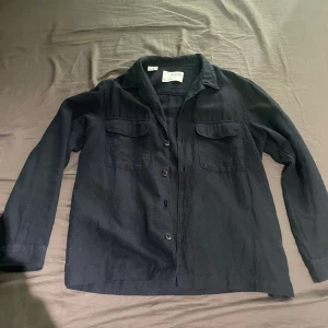 Selected homme overshirt - Säljer min overshirt från Selected Homme för att den inte passade mig. Skick 10/10 bara använd en gång. Priset börjar på 600, nypris 800. Priset kan diskuteras så hör av er vid funderingar.