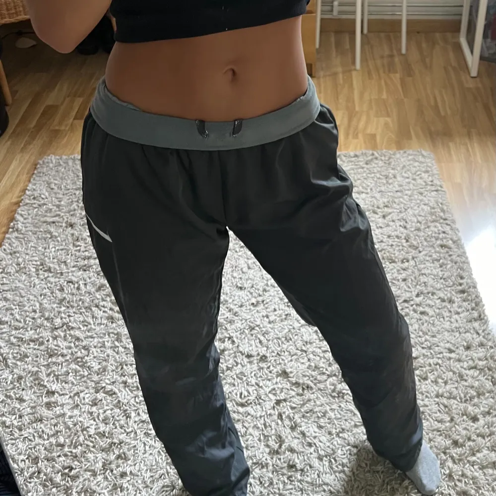 jättefina Nike byxor som är i riktigt bra skick!!💞  . Jeans & Byxor.